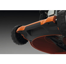 Rasenmäher mit Frontgriff und profilierten Rädern, Detailansicht der Gehäuseunterseite.