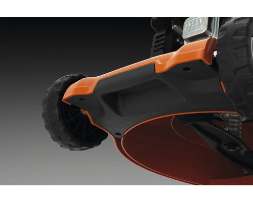 Rasenmäher mit Frontgriff und profilierten Rädern, Detailansicht der Gehäuseunterseite.