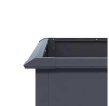 Detailansicht der Eckverbindung eines Hochbeets aus Metall.