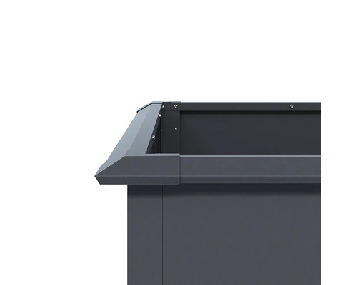 Detailansicht der Eckverbindung eines Hochbeets aus Metall.