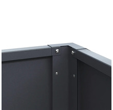 Eckverbindung eines Hochbeets aus Metall mit sichtbaren Schrauben.