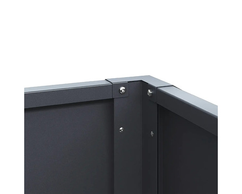 Eckverbindung eines Hochbeets aus Metall mit sichtbaren Schrauben.