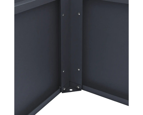 Detailansicht einer Eckverbindung aus Metall mit Schrauben.