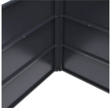 Detailansicht der Innenecke eines Hochbeets aus Metall mit sichtbaren Schraubverbindungen und horizontalen Verstrebungen.