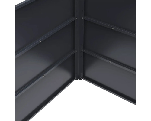 Detailansicht der Innenecke eines Hochbeets aus Metall mit sichtbaren Schraubverbindungen und horizontalen Verstrebungen.