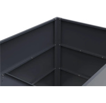 Detailansicht der Innenecke eines Hochbeets aus Metall mit sichtbaren Schraubverbindungen und Verstärkungsstreben.