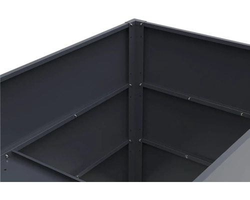 Detailansicht der Innenecke eines Hochbeets aus Metall mit sichtbaren Schraubverbindungen und Verstärkungsstreben.