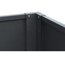 Detailansicht einer Metall-Eckverbindung mit Verschraubung an einer pulverbeschichteten Oberfläche.