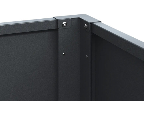 Detailansicht einer Metall-Eckverbindung mit Verschraubung an einer pulverbeschichteten Oberfläche.