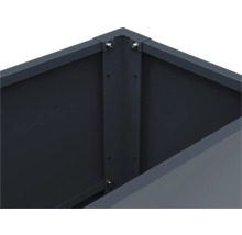 Detailansicht der Eckverbindung eines Hochbeets aus Metall mit stabilen Verschraubungen.