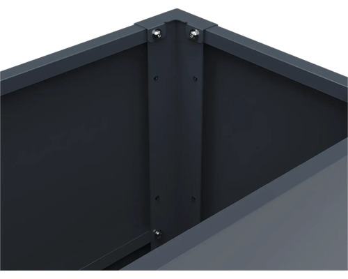 Detailansicht der Eckverbindung eines Hochbeets aus Metall mit stabilen Verschraubungen.