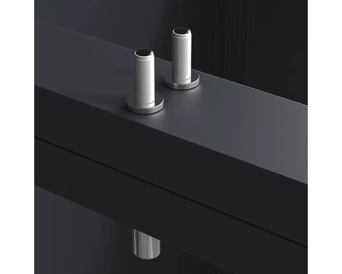 Zwei zylindrische Armaturengriffe aus glänzendem Metall mit runder Basis.