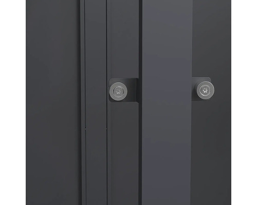 Nahaufnahme eines dunkelgrauen Metallpfostens mit Torx-Schrauben an Halterungen.