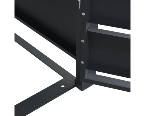 Detailansicht einer Eckverbindung aus Metall mit Schrauben und einer Bodenplatte mit Bohrung.