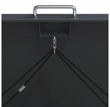 Detailansicht eines Metallgriffs und einer Seilzugvorrichtung an einem dunkelgrauen Gerätehaus.