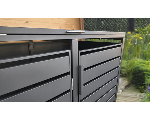 Mülltonnenbox aus Metall in Anthrazit mit Lamellen-Optik, Griffen an Deckel und Tür für den Außenbereich.