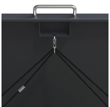 Detailansicht einer dunklen Leinwand mit verchromtem Metallgriff, Hakenmechanismus und schwarzen Spannseilen.