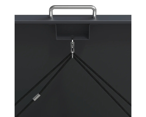 Detailansicht einer dunklen Leinwand mit verchromtem Metallgriff, Hakenmechanismus und schwarzen Spannseilen.