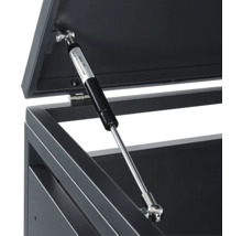 Gasdruckfeder an einer Metallbox zur Unterstützung beim Öffnen des Deckels.