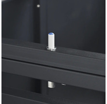 Nahaufnahme eines Metallrahmens mit einem Arretierstift für Schrankelemente.