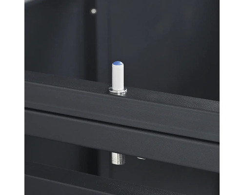 Nahaufnahme eines Metallrahmens mit einem Arretierstift für Schrankelemente.