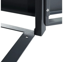 Detailansicht eines schwarzen pulverbeschichteten Metallrahmens mit vertikalem Pfosten, einer Bodenplatte mit Bohrloch und einer Schraubverbindung.