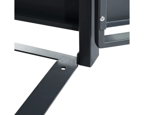 Detailansicht eines schwarzen pulverbeschichteten Metallrahmens mit vertikalem Pfosten, einer Bodenplatte mit Bohrloch und einer Schraubverbindung.