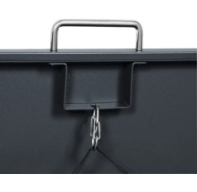 Detailansicht eines anthrazitfarbenen Metallgehäuses mit silberfarbenem Griff, einer Halterung und einer Kette.