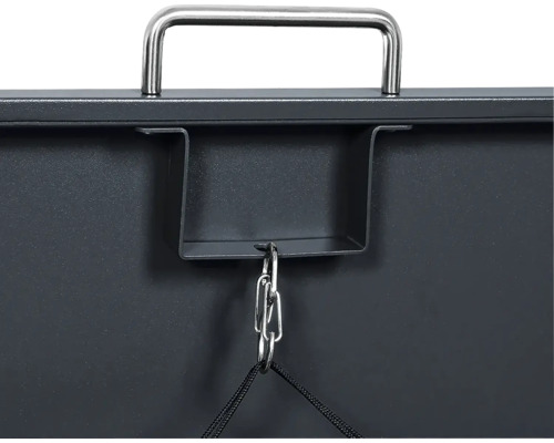 Detailansicht eines anthrazitfarbenen Metallgehäuses mit silberfarbenem Griff, einer Halterung und einer Kette.