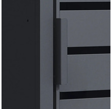 Nahaufnahme eines vertikalen rechteckigen Griffs an einem anthrazitfarbenen Lamellenzaun aus Metall.