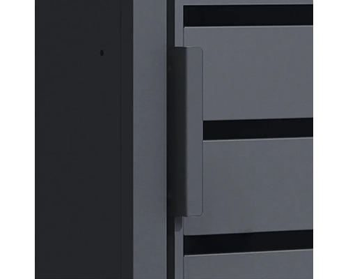 Nahaufnahme eines vertikalen rechteckigen Griffs an einem anthrazitfarbenen Lamellenzaun aus Metall.