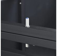 Weißer Anschlagdämpfer mit blauer Spitze an einem dunkelgrauen Metallrahmen.