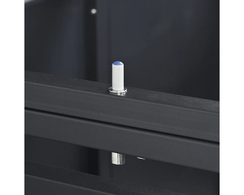 Weißer Anschlagdämpfer mit blauer Spitze an einem dunkelgrauen Metallrahmen.