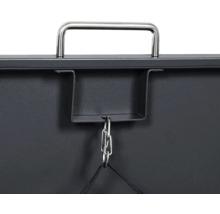 Detailansicht eines schwarzen Metallgehäuses mit silbernem Griff, einer Halterung und einer Metallkette mit schwarzen Schnüren.