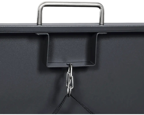 Detailansicht eines schwarzen Metallgehäuses mit silbernem Griff, einer Halterung und einer Metallkette mit schwarzen Schnüren.