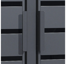 Nahaufnahme eines rechteckigen Metallgriffs an einem anthrazitfarbenen Tor mit horizontalen Lamellen.