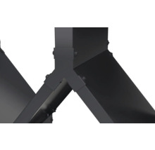 Schwarzer Y-Verbinder aus Metall für Regalsysteme mit sichtbaren Schraubverbindungen.