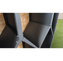 Detailansicht einer Eckverbindung aus grauem Metall an einem Gartenhaus mit sichtbaren Schrauben vor einer Holzwand.