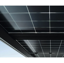 Nahaufnahme von Photovoltaik Modulen in einem Terrassendach mit dunkler Rahmenkonstruktion.
