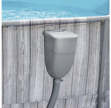 Einhängeskimmer für Pools aus Kunststoff mit Schlauchanschluss, montiert an einer Poolwand in Holzoptik.