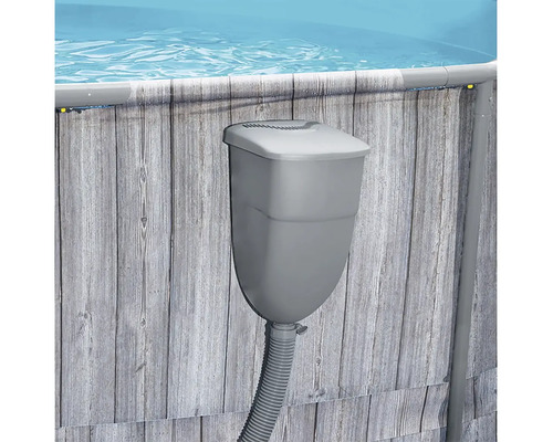 Einhängeskimmer für Pools aus Kunststoff mit Schlauchanschluss, montiert an einer Poolwand in Holzoptik.