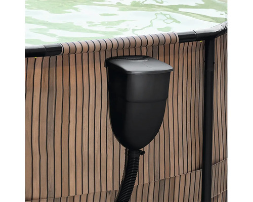 Schwarzer Einhängeskimmer für den Pool, befestigt am Beckenrand eines Aufstellpools mit Holzoptik.