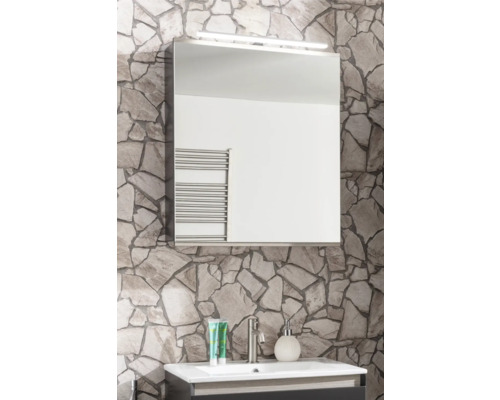 Helles Badezimmer mit Spiegelschrank, LED-Beleuchtung, Wand in Natursteinoptik und Waschtisch mit Armatur und Badzubehör.