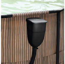 Schwarzer Poolskimmer und Filtereinheit, montiert am Rand eines Aufstellpools in Holzoptik mit flexiblem Schlauch.