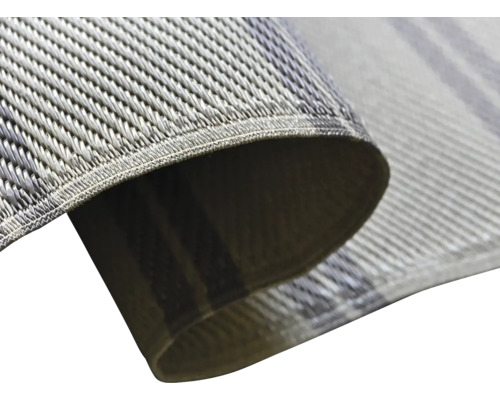 Detailansicht einer gewebten Kunststoffmatte mit einem Kettelrand.