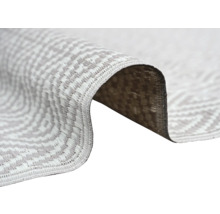 Detailaufnahme eines Flachgewebe-Teppichs mit geometrischem Muster und umketteltem Rand.