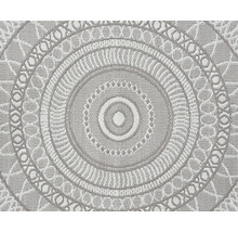 Nahaufnahme eines gewebten Teppichs mit kreisförmigem Mandala-Muster und geometrischen Details.