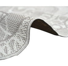 Nahaufnahme eines flachgewebten Teppichs mit Kettelrand und strukturierter Oberfläche.