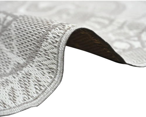 Nahaufnahme eines flachgewebten Teppichs mit Kettelrand und strukturierter Oberfläche.