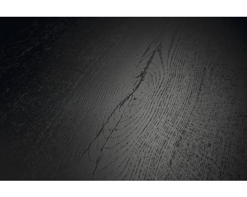 Detailansicht einer dunklen Bodenbelagsoberfläche mit Holzmaserung und sichtbarem Astloch.